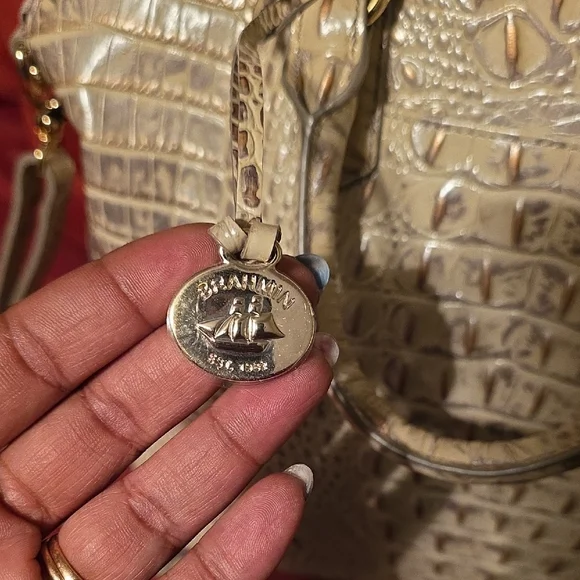 Elegant Crocodile-Embossed Tan Handbag - Picture 2 of 7